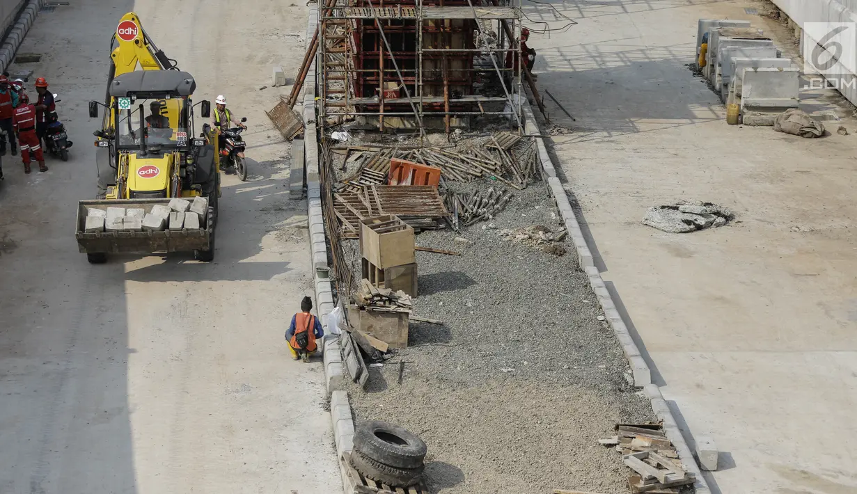 Pekerja mengoperasikan alat berat di proyek pembangunan lintas bawah atau underpass Mampang Prapatan-Kuningan, Jakarta, Minggu (18/3). Jika sudah rampung, diharapkan underpass ini bisa mengurai kemacetan di Jalan Raya Mampang. (Liputan6.com/Faizal Fanani)