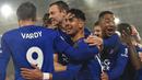 Para pemain Leicester merayakan gol yang dicetak  Ayoze Perez ke gawang Southampton pada laga Premier League di Stadion St Mary, Southampton, Jumat (25/10). Southampton kalah 0-9 dari Leicester. (AFP/Glyn Kirk)