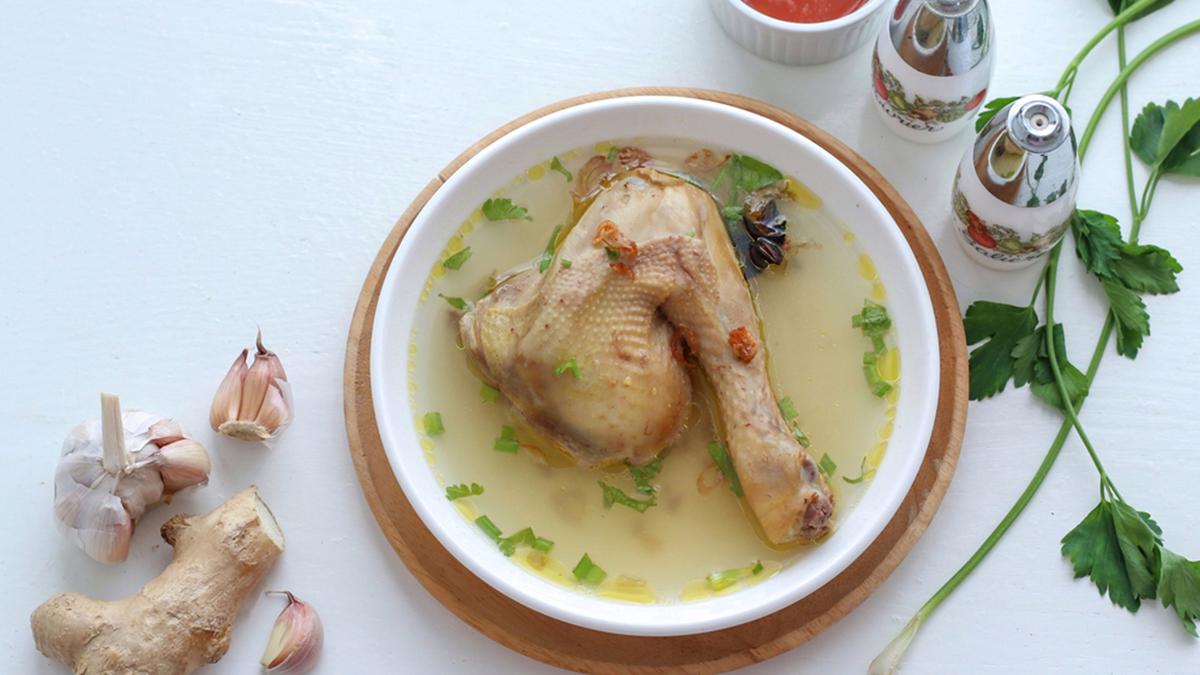 Semangkuk sup jahe ayam hangat dengan potongan ayam lembut dan irisan jahe segar, cocok untuk meningkatkan imunitas tubuh