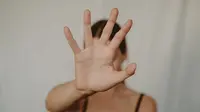 Ilustrasi seorang perempuan ekspresikan stop kekerasan seksual. (Sumber foto: Pexels.com).