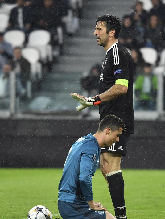 Gaya kiper Juventus, Gianluigi Buffon saat mampu menahan sepakan pemain Real Madrid, Cristiano Ronaldo pada leg pertama Liga Champions di Allianz Stadium, Turin, (3/4/2018). Ronaldo mencetak dua gol ke gawang Juventus. (AFP/Alberto Pizzoli)
