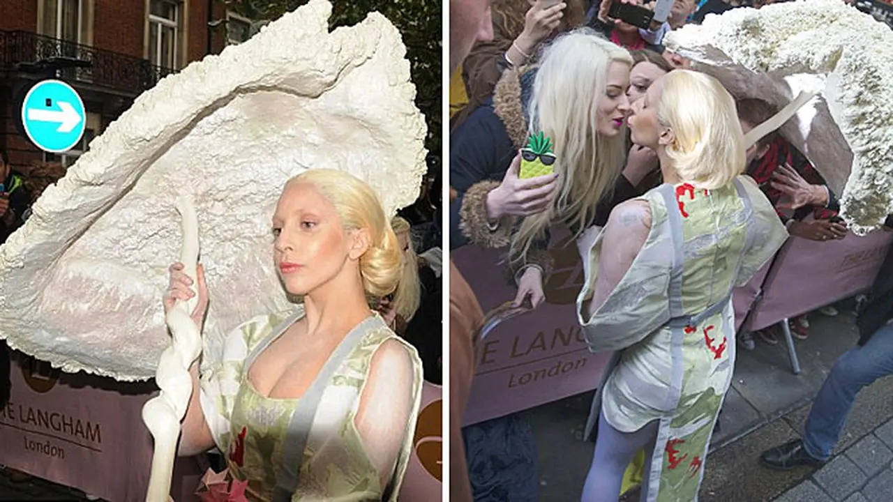 lady-gaga-kiss-131101b.jpg