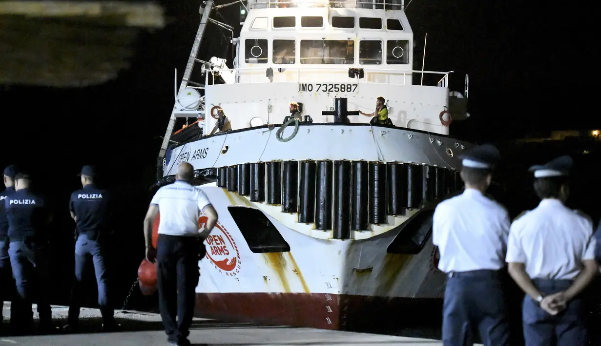 Kapal penyelamat Open Arms yang membawa imigran tiba di pulau Lampedusa di Sisilia, Italia selatan (20/8/2019). Sebelumnya permintaan untuk berlabuh di Italia ditolak, kapal Open Arms yang membawa imigran Afrika akhirnya diizinkan. (AP Photo/Salvatore Cavalli)