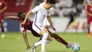 Penyerang Korea Selatan, Son Heungmin berusaha melewati pemain Qatar saat bertanding pada Kualifikasi Piala Dunia 2018 di stadion Jassim Bin Hamad, Doha, Qatar, (13/6). Qatar menang atas Korsel 3-2. (AFP Photo/Karim Jaafar)