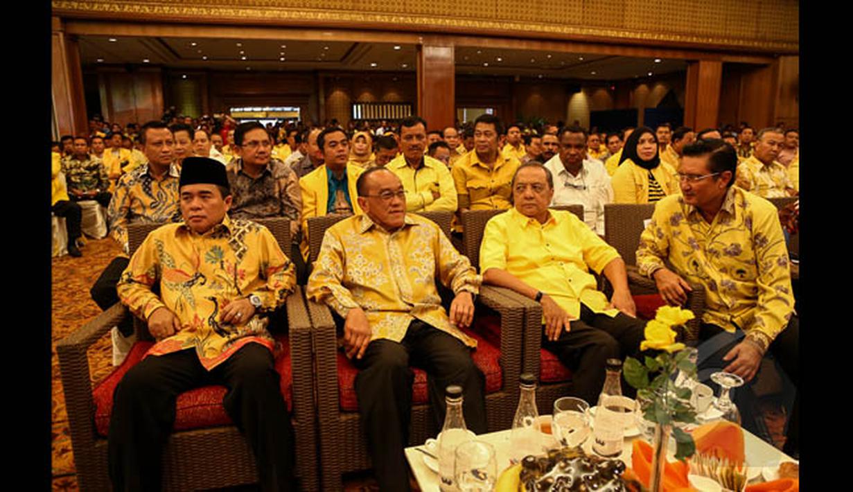 Ketua Fraksi Golkar DPR Ade Komarudin, Aburizal Bakrie, Ketua Harian Partai Golkar M.S. Hidayat dan Fadel Muhammad hadir di rapat dengar pendapat dengan pemimpin daerah di Jakarta, Minggu (25/1). (Liputan6.com/Faizal Fanani)