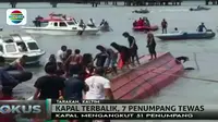 Petugas bersama sejumlah warga berusaha menyelamatkan penumpang kapal cepat SB Sumber Rejeki Baru Kharisma yang terjebak di dalam kapal.