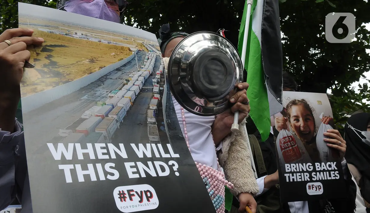 Saat berunjuk rasa, massa membawa beberapa alat masak dan makan seperti panci dan piring yang terbuat dari aluminium sebagai bentuk krisis pangan di Gaza. (merdeka.com/Imam Buhori)