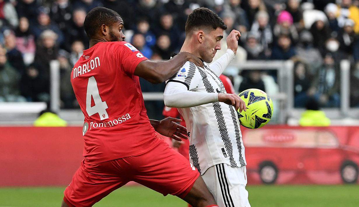 Pemain Juventus, Dusan Vlahovic (kanan) mengontrol bola dibayangi pemain Monza, Marlon dalam pertandingan pekan ke-20 Liga Italia 2022/2023, Minggu (29/1/2023).  (AP via LaPresse/Marco Alpozzi)
