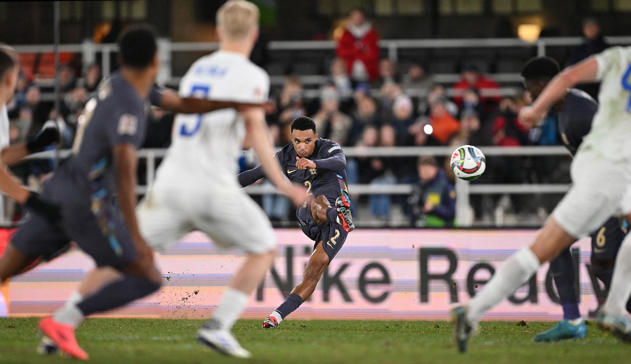 Pemain Timnas Inggris, Trent Alexander Arnold mencetak gol melalui tendangan bebas ke gawang Finlandia pada laga lanjutan Grup F UEFA Nations League A di Olympic Stadium, Helsinki, Finlandia, Senin (14/10/2024) dini hari WIB. (AP Photo/Lehtikuva/Markku Ulander)