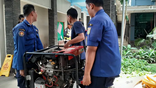 Petugas Pemadam Kebarakan dikerahkan untuk bantu penanganan banjir di RSCM Jakarta.