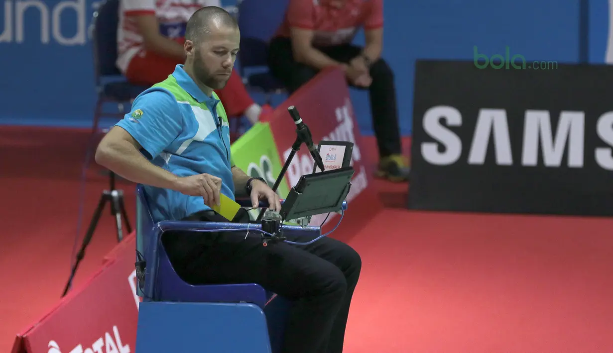 Wasit memberikan kartu kuning kepada Kevin Sanjaya pada perempat final Indonesia Open 2018 di Istora Senayan, Jakarta, (6/6/2018). Kevin/Marcus menang 20-22, 22-20, 21-18. (Bola.com/Nick Hanoatubun)