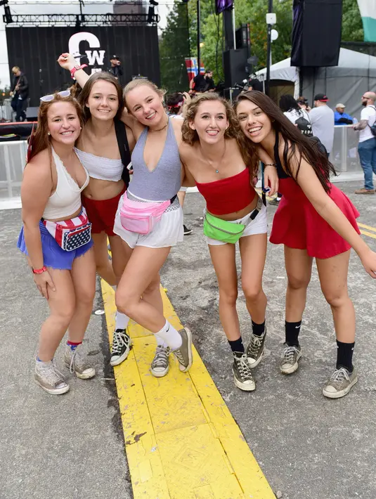 Sejumlah gadis berpose di depan panggung saat menghadiri hari ke 2 Festival Budweiser Made in America 2017 di Benjamin Franklin Parkway di Philadelphia, Pennsylvania (3/9). (Lisa Lake/Getty Images for Anheuser-Busch/AFP)