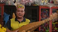 Wakil Bupati Mahulu Yohanes Avun bersama alat musik tradisional Suku Dayak, Sape.