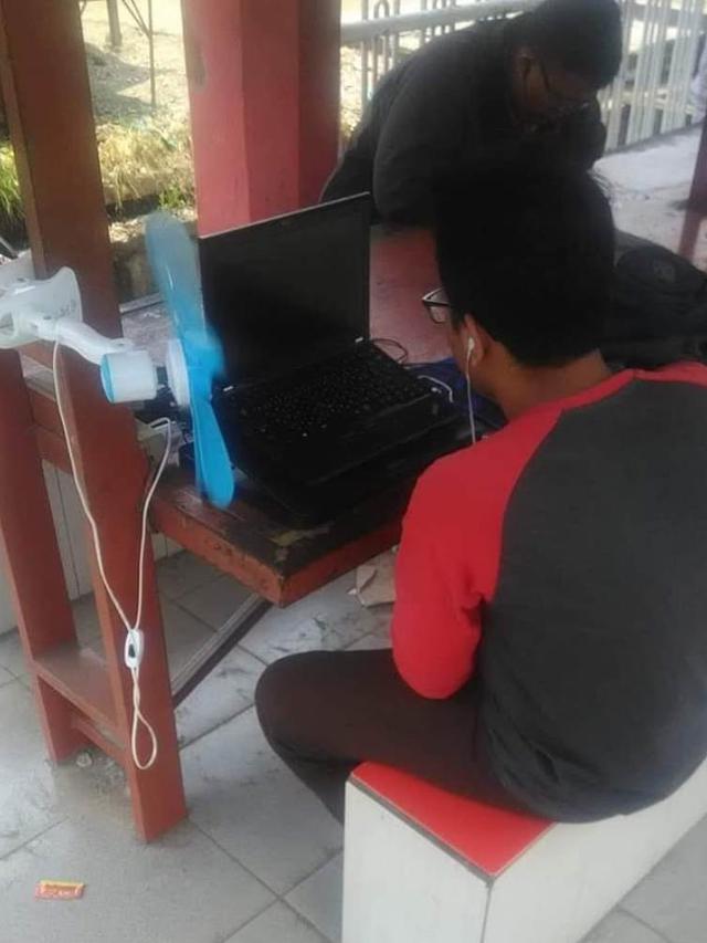 7 Potret Kocak Orang Numpang Belajar di Mana Aja