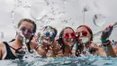Sejumlah wanita bersuka ria mencipratkan air di kolam renang selama Festival Arenal Sound di Burriana, Spanyol (31/7/2019). Festival musik ini berlangsung dari 30 Juli sampai 4 Agustus 2019.  (AFP Photo/Jose Jordan)
