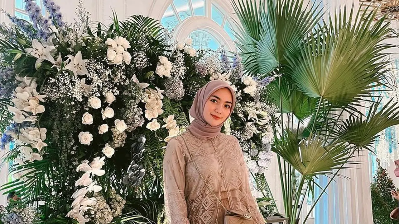 12 Ide Model Baju Kondangan Berhijab ala Seleb, Lesti Kejora hingga Laudya Cynthia Bella