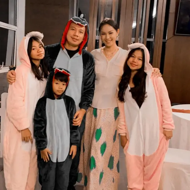 Sudah Nyatakan Cinta, Ini 6 Momen Mesra Vicky Prasetyo dan Kalina Ocktaranny