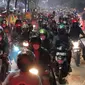 Antrean pemudik motor saat melintas di posko penyekatan mudik di Kedungwaringin, Kabupaten Bekasi, Jawa Barat, Selasa (11/5/2021) dini hari. Polisi kembali memberlakukan diskresi terhadap pemudik motor karena jumlahnya tidak terbendung. (Liputan6.com/Herman Zakharia)