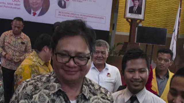 Menteri Perindustrian Airlangga Hartarto usai berdialog dengan Mahasiswa Universitas Negeri Semarang, Semarang, Jawa Tengah, Jumat 6 April 2018/Merdeka.com