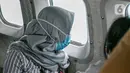 Awak media memantau proses pencarian pesawat Sriwijaya Air SJ 182 dari pesawat CN 295 milik TNI AU di perairan Kepulauan Seribu, Jakarta, Minggu (10/1/2021). Menurut TNI AU, proses pencarian Sriwijaya Air SJ 182 bisa bertambah atau berkurang tergantung kondisi. (Liputan6.com/Faizal Fanani)