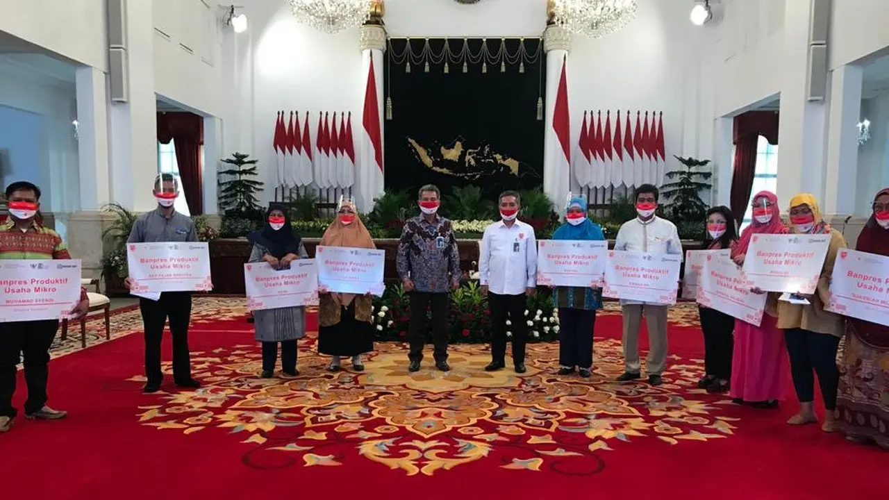 Pemerintah resmi memberikan Banpres Produktif Rp 2,4 juta sebagai modal usaha bagi 9,1 juta pelaku UMKM. Salah satunya Partini (31), seorang penjual pecel keliling. (Dok BRI)