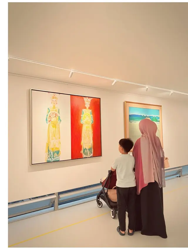 5 Potret Gamis Larissa Chou Museum Date Bareng Buah Hati, Inspirasi Gaya Muslimah