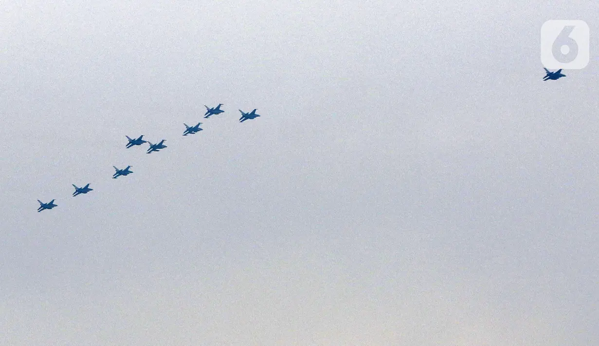 Jet TNI AU saa mengelilingi Jakarta, Jumat (13/8/2021). Pengibaran bendera yang dilakukan TNI AU sebagai bentuk latihan untuk persiapan puncak peringatan HUT ke-76 RI pada tanggal 17 Agustus 2021 mendatang. (Liputan6.com/Herman Zakharia)