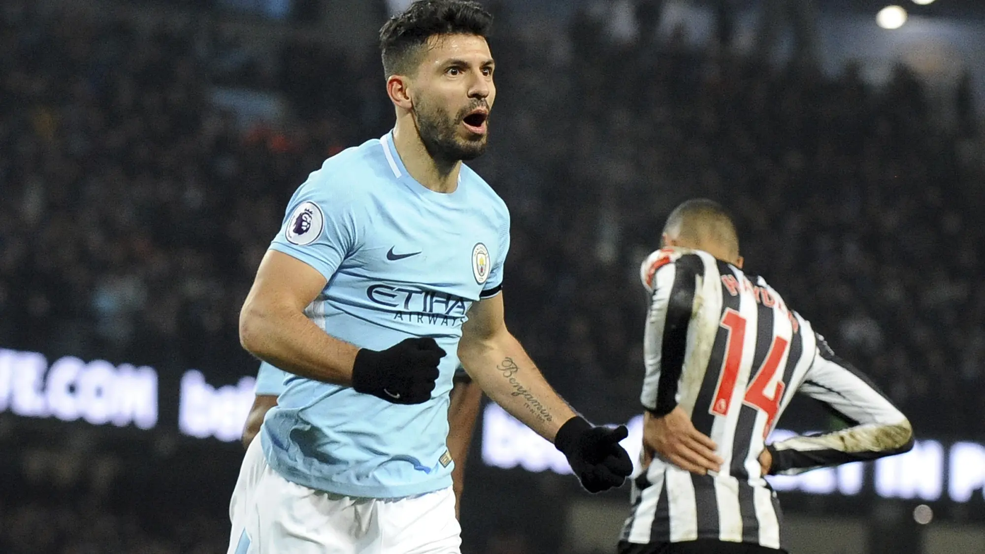 Ekspresi bahagia Sergio Aguero usai membobol gawang Newcastle United pada laga Premier League di Etihad Stadium, Manchester, (20/1/2018). Manchester City menang 3-1. (AP/Rui Vieira)