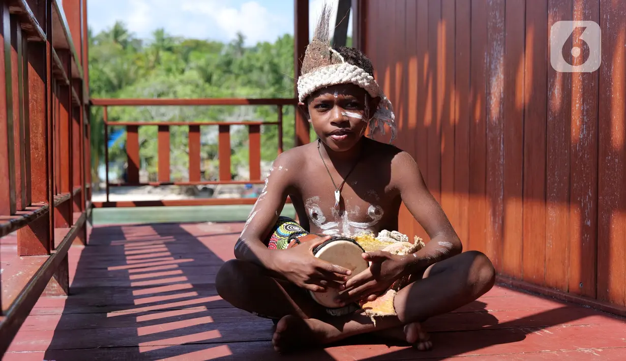 Seorang anak usai latihan tari di rumah seni Sawinggrai, Raja Ampat, Papua Barat (22/11/2019). Pembangunan rumah seni ini sebagai dukungan terhadap pelestarian seni dan budaya masyarakat setempat yang menjadi bagian dari potensi objek wisata unggul di Raja Ampat. (Liputan6.com/Herman Zakharia)