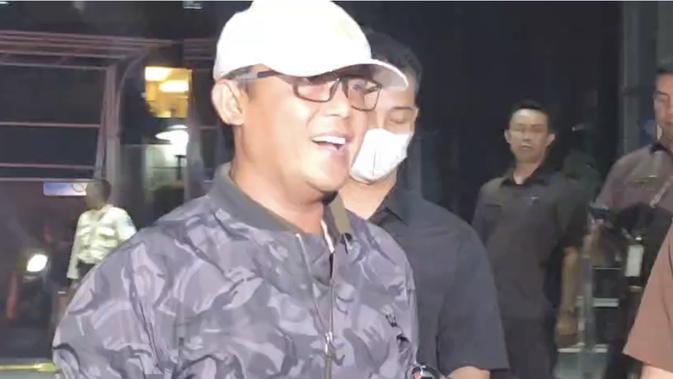 Kena OTT, Bupati Lampung Tengah Tersenyum Saat Tiba di Gedung KPK