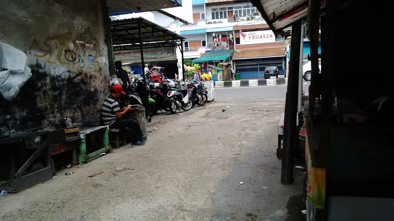 Perempuan bugil naik motor