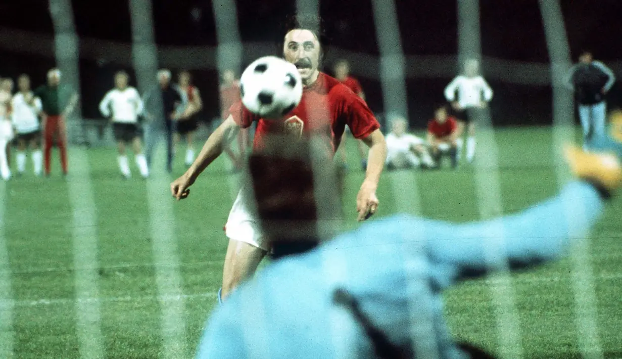 Antonin Panenka melakukan tugasnya dengan cara tak biasa. Bukannya melepaskan tendangan keras atau pun menempatkan bola ke sudut gawang, ia justru memilih men-chip bola ke arah tengah. Kiper Jerman Barat, Sepp Meier terbang ke kiri dan tertipu mentah-mentah. (thesefootballtimes.co)