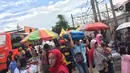 Pedagang berjualan di sepanjang jalan di depan Stasiun Tanah Abang, Jakarta, Jumat (22/12). Terkait penataan PKL, Pemprov DKI Jakarta mulai menutup sepanjang jalan di depan Stasiun Tanah Abang pukul 08.00-18.00 WIB. (Liputan6.com/Immanuel Antonius)