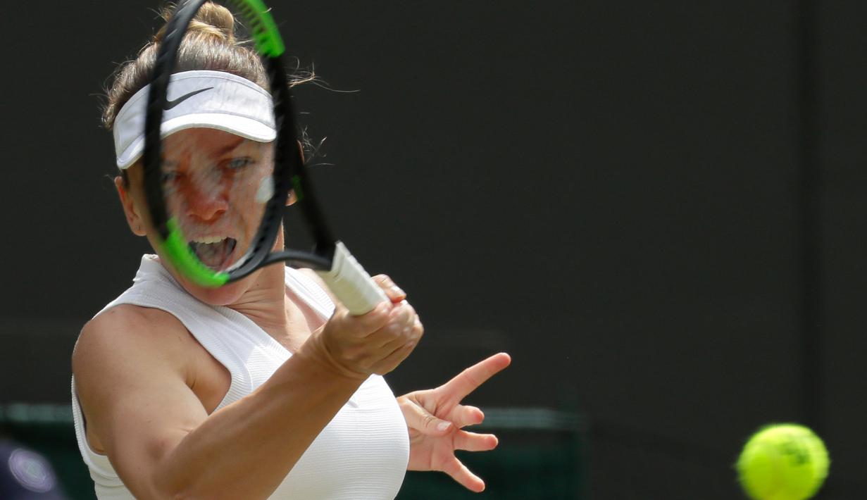 Petenis Rumania, Simona Halep mengembalikan bola ke arah petenis AS, Cori Gauff pada babak keempat Wimbledon 2019 di All England Lawn Tennis Club, Senin (8/7/2019). Halep, mantan petenis nomor satu dunia, menghentikan langkah petenis berusia 15 tahun itu dengan skor 6-3, 6-3 (AP/Kirsty Wigglesworth)