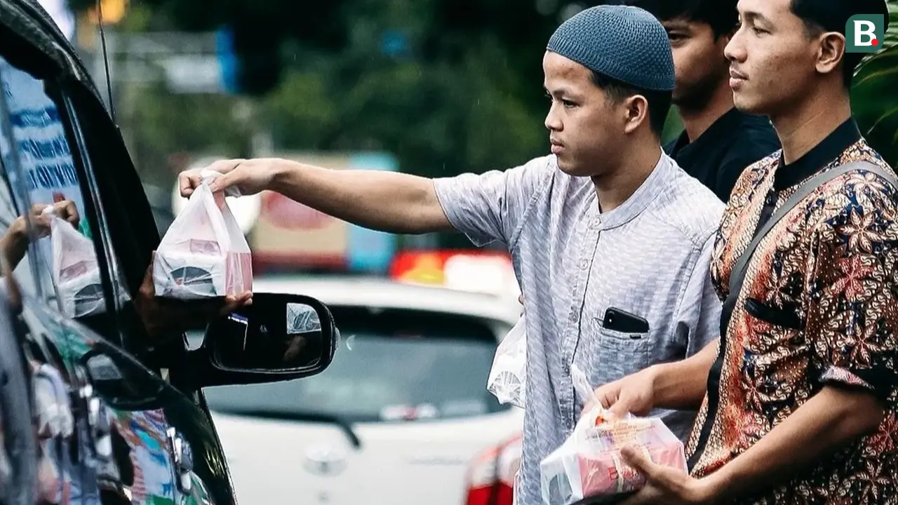 Persik Kediri berbagi takjil