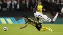Pemain Dortmund, Shinji Kagawa (kiri) jatuh saat berebut bola dengan pemain Tottenham, Davinson Sanchez pada laga grup H Liga Champions di Wembley stadium,  London, (13/9/2017). Tottenham menang 3-1. (AP/Kirsty Wigglesworth)
