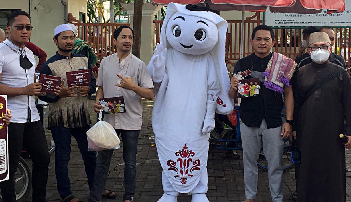 Maskot Piala Dunia 2022, La'eeb saat berfoto bersama warga Banjarmasin seusai salat Jumat di Masjid Sabilal, Banjarmasin, Jumat (28/101/2022). Kemeriahan Piala Dunia 2022 semakin terasa jelang kick-off yang kurang dari sebulan lagi digelar. Untuk menambah kemeriahan itu, maskot Piala Dunia 2022 La'eeb berkeliling Indonesia dan kini menyapa masyarakat Banjarmasin. (Dok. SCM)