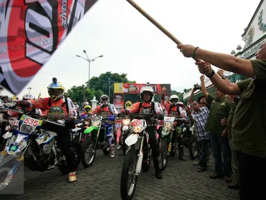 Kepala BNN, Komjen Budi Waseso mengibarkan bendera tanda start dimulainya acara Indonesia Offroad Expedition (IOX) Jogja-Bali 2016 di Pagelaran Keraton Yogyakarta, Sabtu (13/2). (Foto : Boy Harjanto)