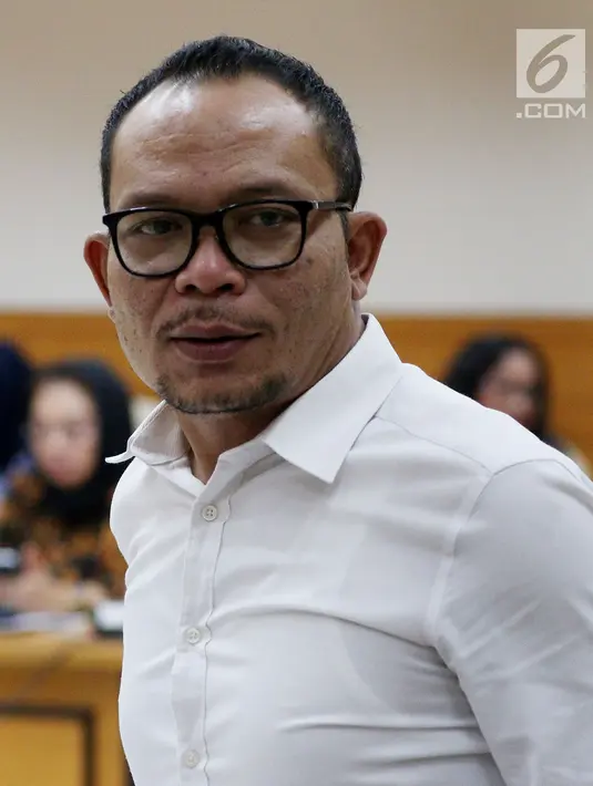 Menteri Ketenagakerjaan Hanif Dhakiri saat mengikuti rapat kerja dengan Tim Pengawas TKI di Senayan, Jakarta, Rabu (21/3). Timwas mendorong pemerintah segera mencari solusi terkait nasib TKI menyusul kejadian Zaini Misrin. (Liputan6.com/JohanTallo)
