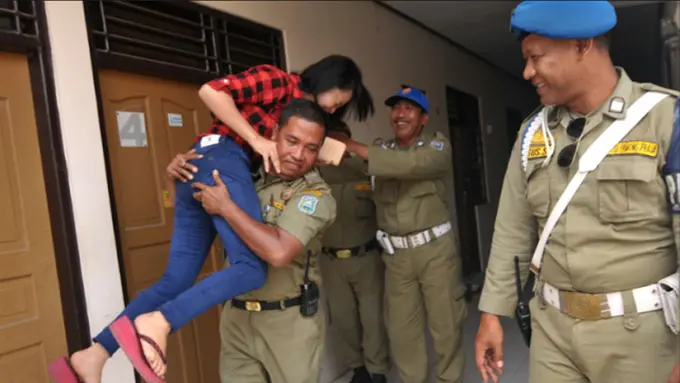 [Bintang] Komentar Warga Medsos Soal Satpol PP yang Razia Anaknya Sendiri