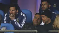 Lionel Messi serius saat menonton Argentina melawan Italia pada laga uji coba di Etihad Stadium, Manchester, Inggris, (23/3/2018). Argentina menang 2-0. (AP/Dave Thompson)