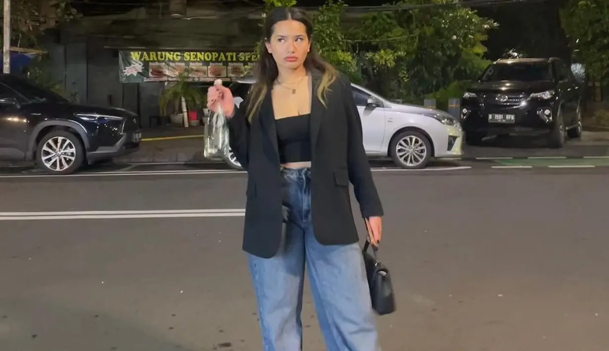 Zahwa Massaid tampil chic dengan cropped top yang ditumpuknya mengenakan blazer hitam, dipadukannya dengan celana jeans. [Foto: Instagram/zahwamassaid]