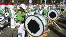 Pelajar yang tergabung dalam kelompok marching band memainkan alat musik saat upacara HUT ke-74 RI di JOB Pertamina-Medco E&P Tomori Sulawesi, Sabtu (17/8/2019). Keberadaan marching band binaan tersebut dalam rangka memeriahkan HUT ke-74 RI. (Liputan6.com/Immanuel Antonius)