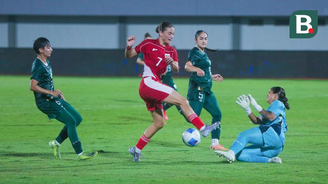 Foto: Momen Pemain Timnas Indonesia Putri Kewalahan Membongkar Benteng Kukuh Pakistan