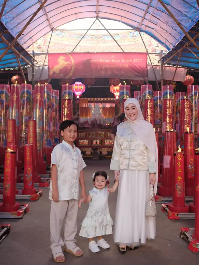 Artis Muslim Rayakan Imlek (Foto: Instagram @larissachou)
