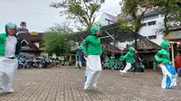 Suasana Kemeriahan Lomba Balap Karung Ojek Online di Kota Raja dalam Rangka Merayakan HUT Kemerdekaan RI Ke-77. (Liputan6.com)