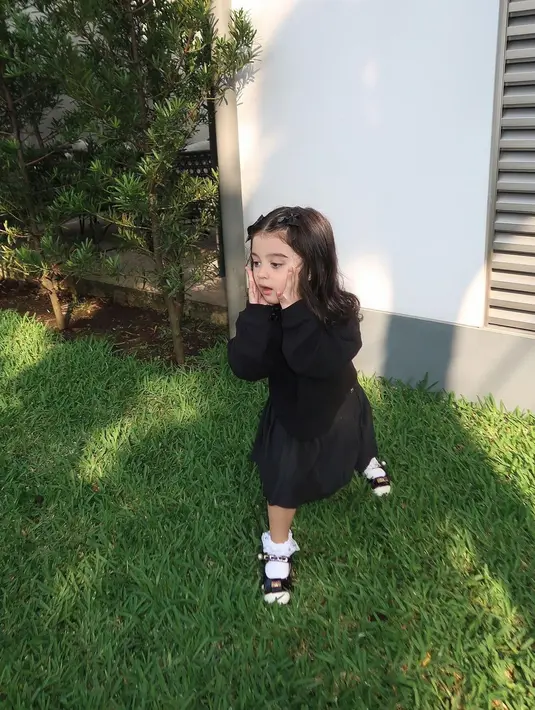 Penampilannya kian manis dengan kaus kaki renda dan kitten heels yang dikenakannya sebagai alas kaki.  [@marginw]