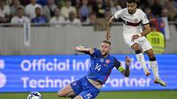Gelandang Portugal Bruno Fernandes menembak untuk mencetak gol pertama timnya melewati bek  Slovakia Milan Skriniar dalam laga Grup J Kualifikasi Euro 2024 di Stadion Tehelne pole, Bratislava, Sabtu (9/9/2023) dini hari WIB. (AP Photo/Radovan Stoklasa)