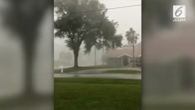 Rekaman video badai disertai hujan lebat dan angin kencang melanda Florida.