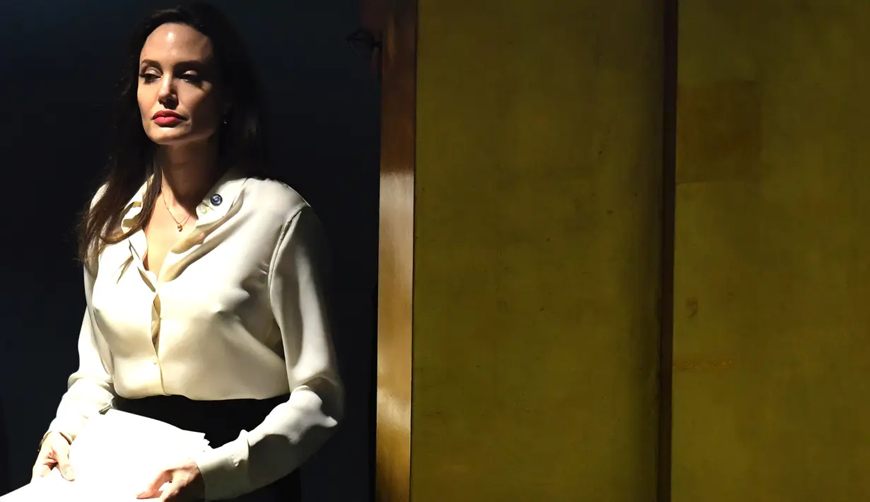 Aktris yang juga Utusan Khusus UNHCR Angelina Jolie berpidato pada  pertemuan tingkat Menteri Pemeliharaan Perdamaian PBB di Gedung PBB, New York, (29/3). Angelina Jolie mengatakan bahwa di belahan bumi ini semua laki-laki dan perempuan dilahirkan bebas dan setara. (Timoti A. Clary / AFP)
